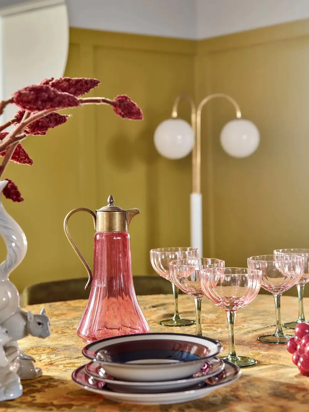 गुलाबी, हरा रंग एवं बाजार जैसा सजावटी वातावरण: स्वीडन में एक कॉटेज - Gallery image 5