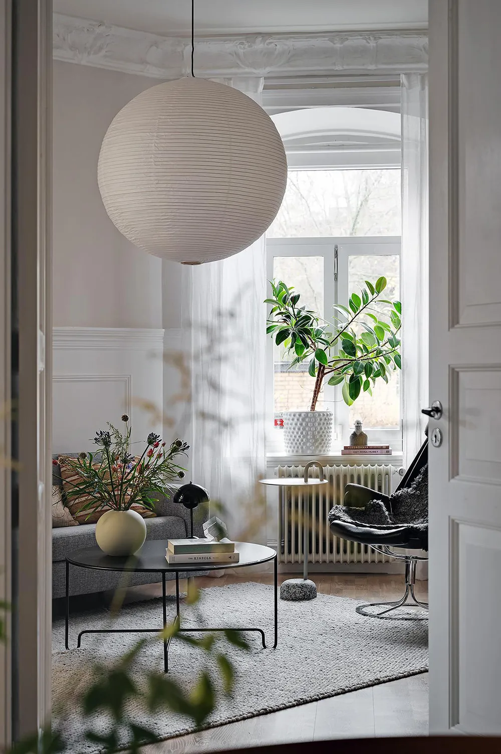 Appartement à l'ambiance pâle et pastel en Suède avec une cuisine bleue - Gallery image 1