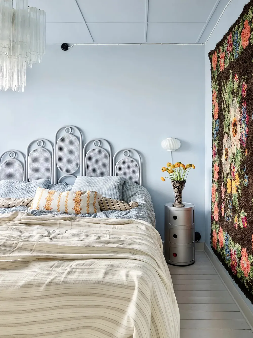 गुलाबी, हरा रंग एवं बाजार जैसा सजावटी वातावरण: स्वीडन में एक कॉटेज - Gallery image 11