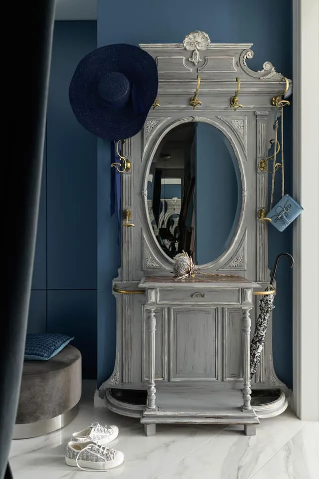 Przyjazny klasyczny design z czerwonymi akcentami w Kijowie - Gallery image 7