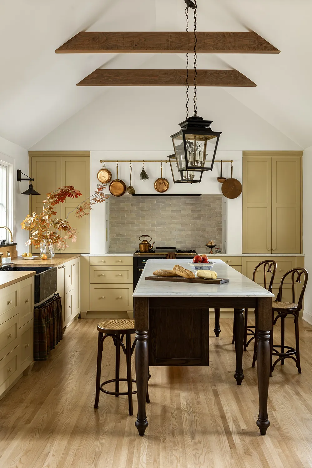 Песочная кухня и драматичная гостиная: уютная дача в Миннеаполисе - Gallery image 1