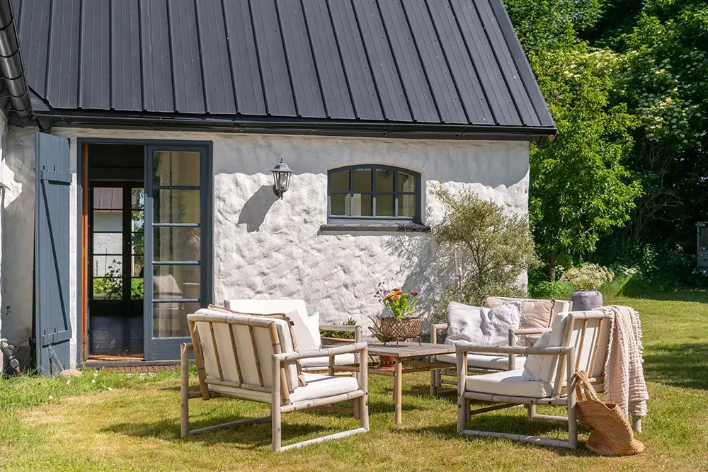 Sommerhaus mit Balken und ländlichem Interieur in Südschweden - Gallery image 13