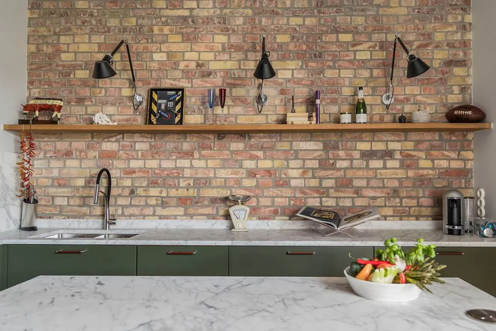 Żółty sofia i inne jaskrawe akcenty w wnętrzach mieszkania w Malmö - Gallery image 10