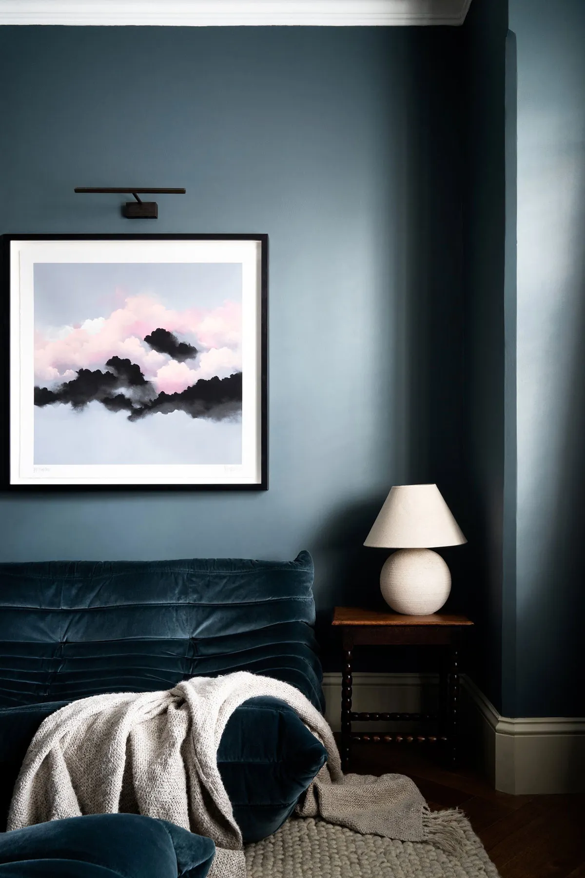 Стильные тёмные оттенки в дизайне квартиры в старом доме в Лондоне - Gallery image 1