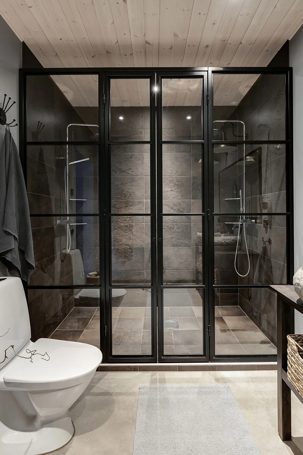 Cottage noir avec intérieur industriel - Gallery image 16