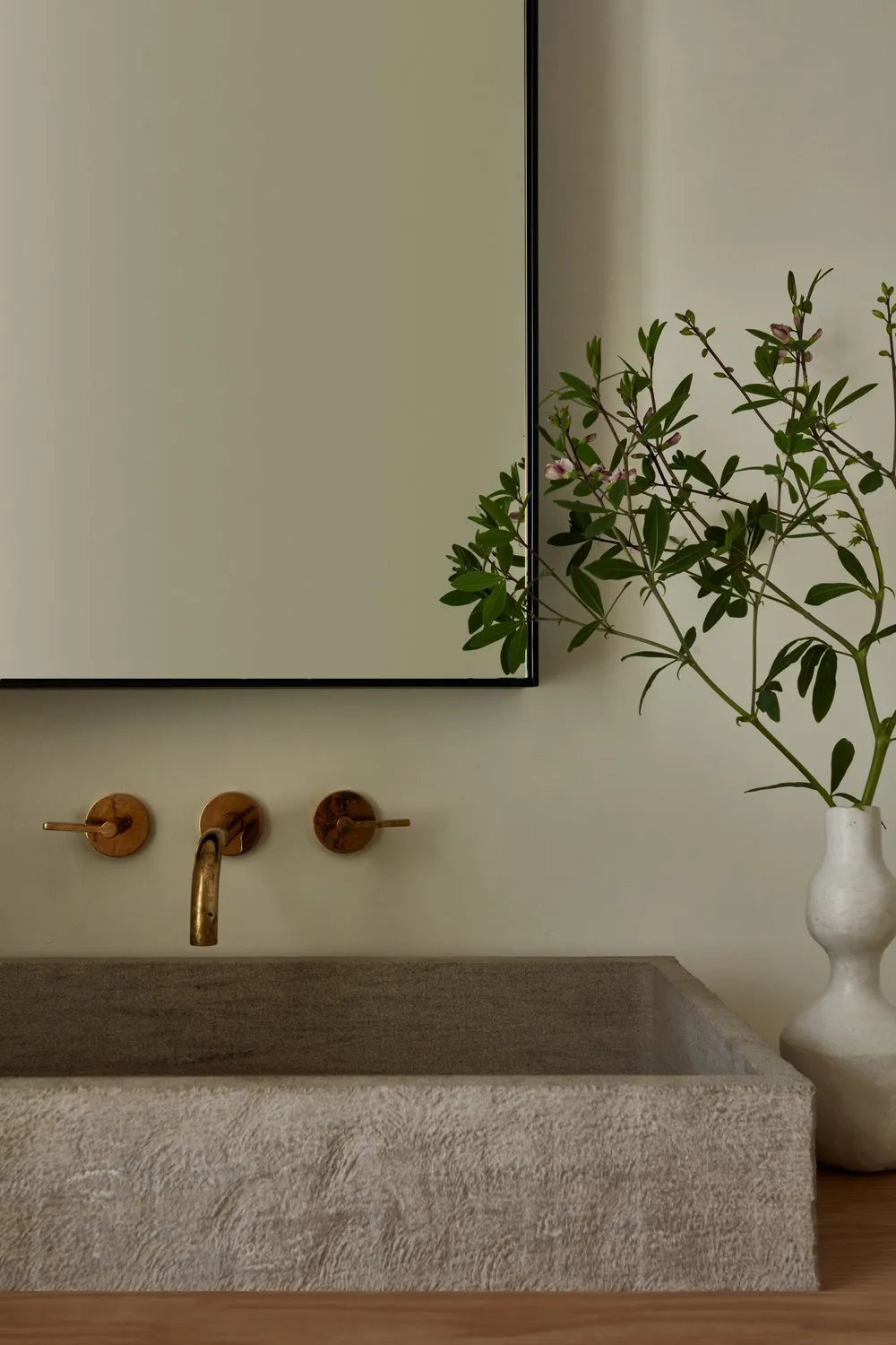 अमेरिका के जंगलों में स्थित एक आधुनिक कॉटेज का नरम, एकरंग आंतरिक दृश्य - Gallery image 29