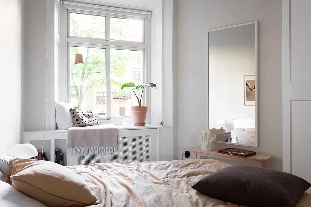 Світлий скандинавський інтер'єр із яскравими настінними постерами - Gallery image 19