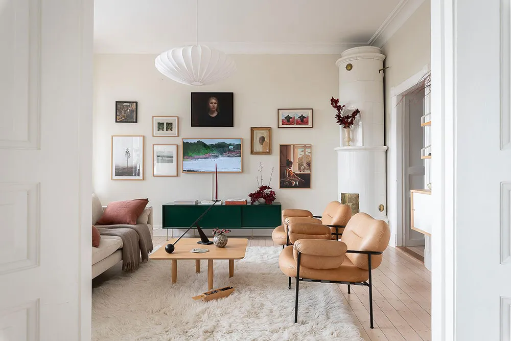 Світлий скандинавський інтер'єр із яскравими настінними постерами - Gallery image 14