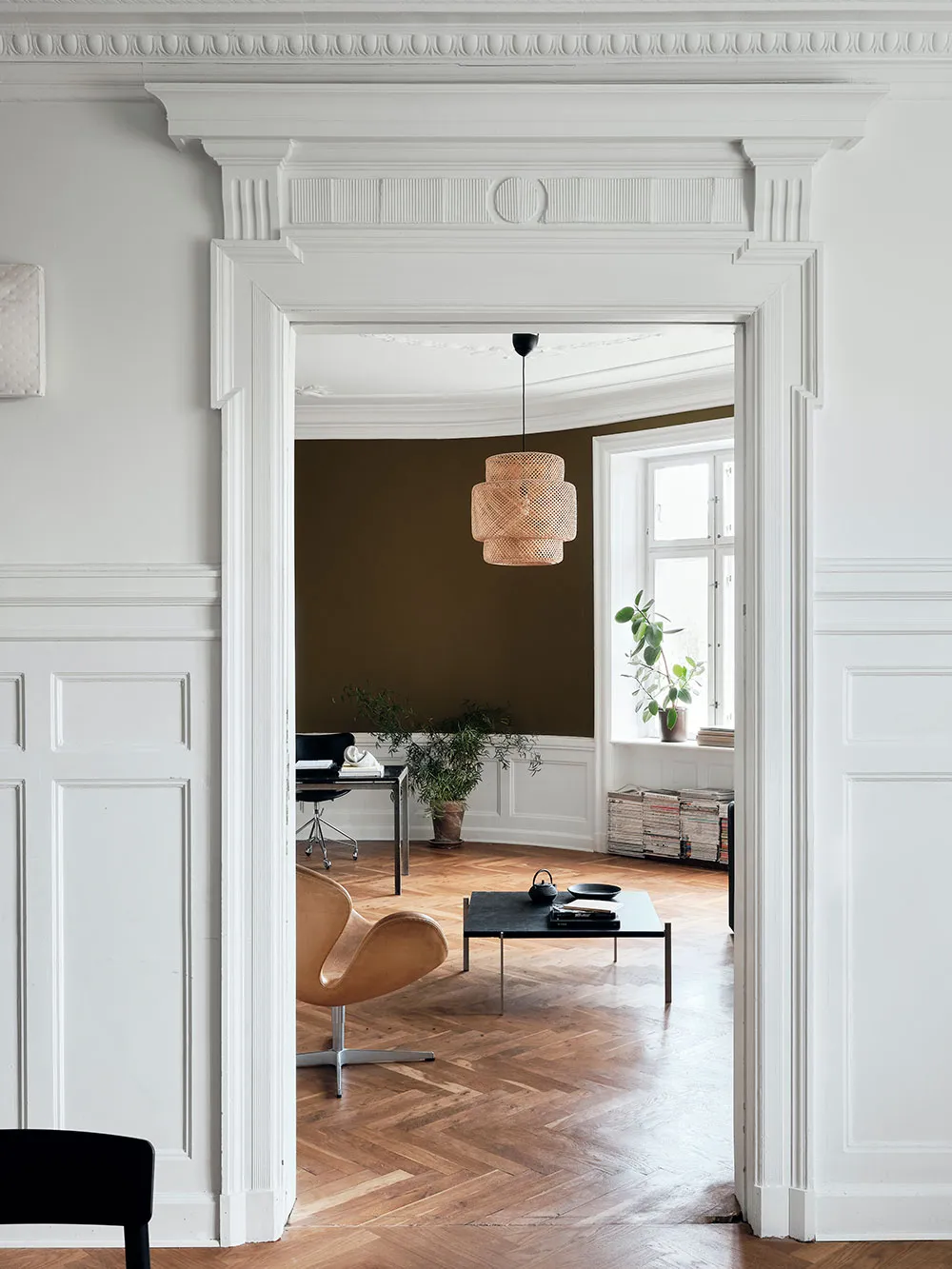 Сміливі відтінки та стильний дизайн квартири в відомому будинку в Копенгагені - Gallery image 1