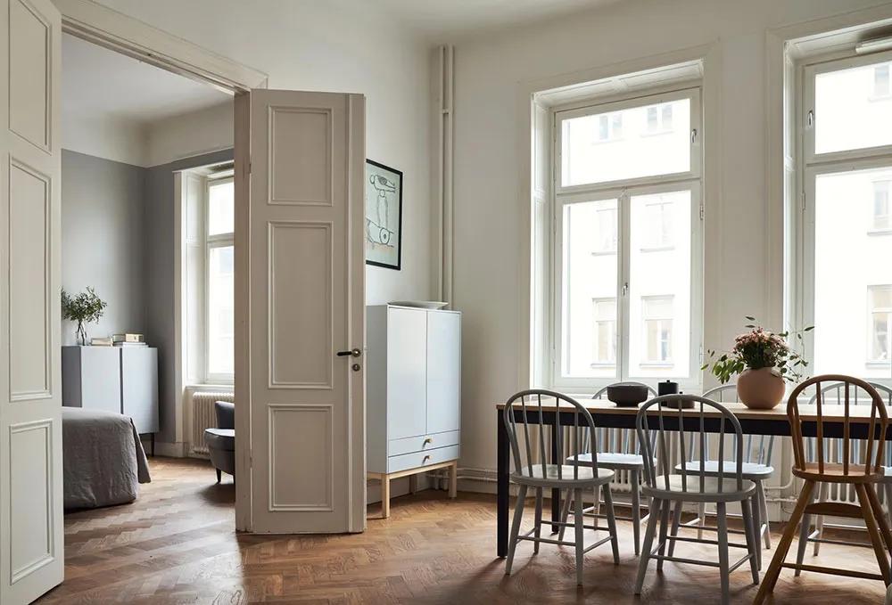 Interior escandinavo tranquilo con sofá de terciopelo azul (67 m²) - Gallery image 2