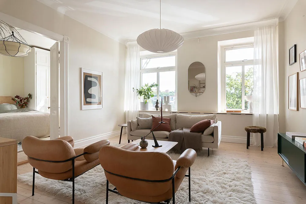 Світлий скандинавський інтер'єр із яскравими настінними постерами - Gallery image 3