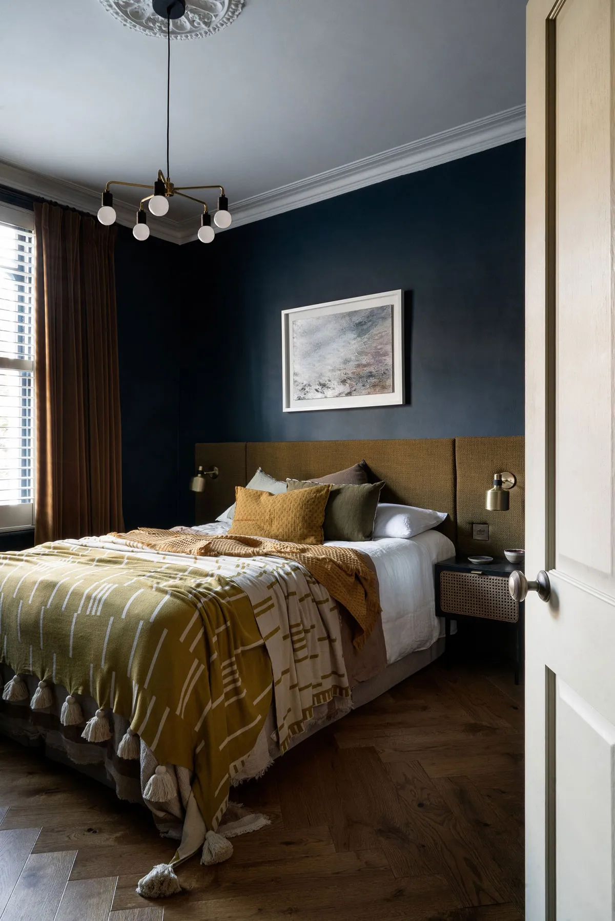 Стильные тёмные оттенки в дизайне квартиры в старом доме в Лондоне - Gallery image 4