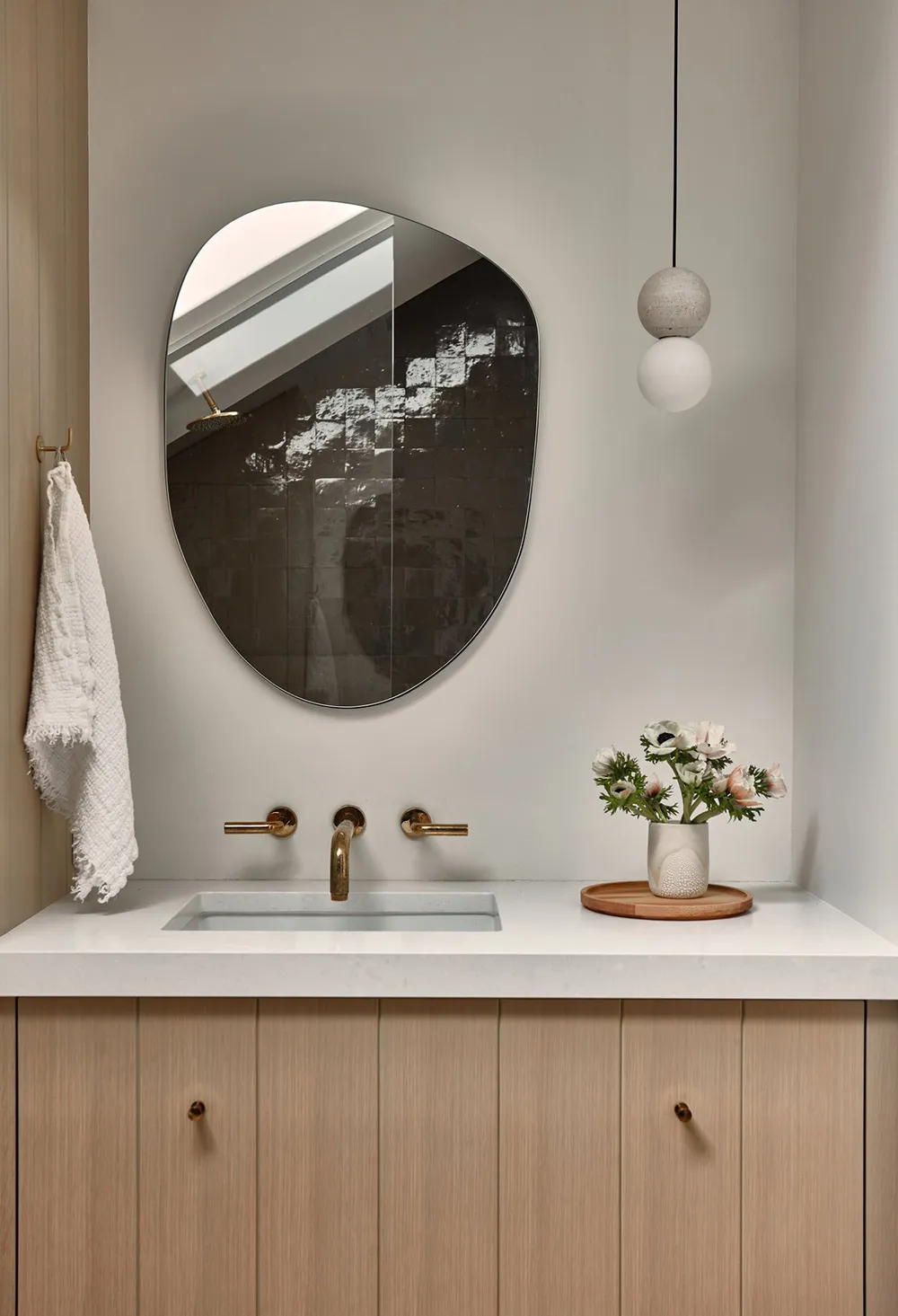 अमेरिका के जंगलों में स्थित एक आधुनिक कॉटेज का नरम, एकरंग आंतरिक दृश्य - Gallery image 28