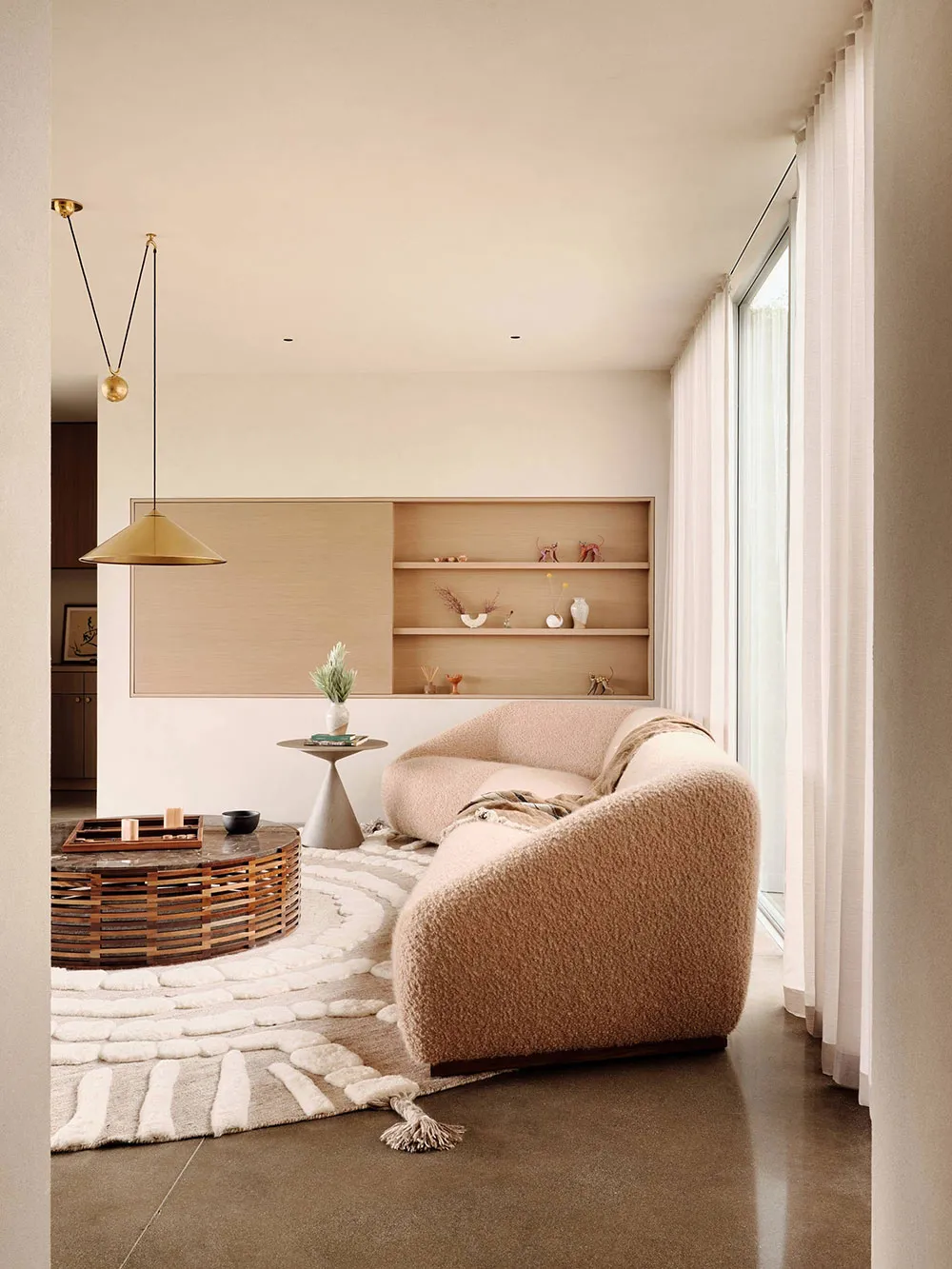 Необычный фасад і інтер'єр із багатьма текстурами: сучасний будинок у Каліфорнії - Gallery image 4