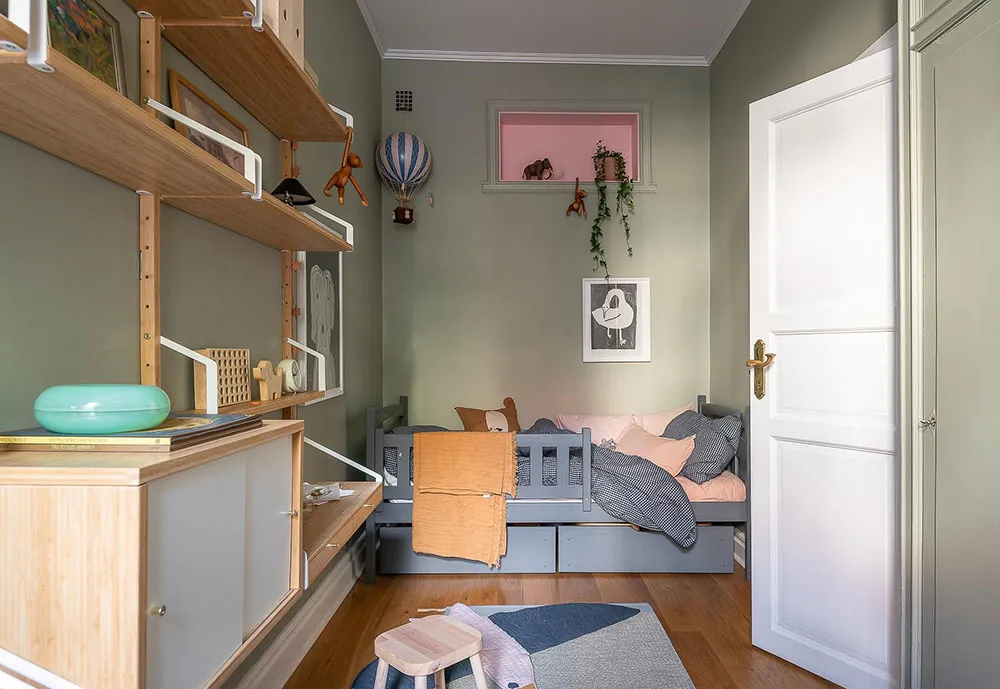 Світлий скандинавський інтер'єр із яскравими настінними постерами - Gallery image 26