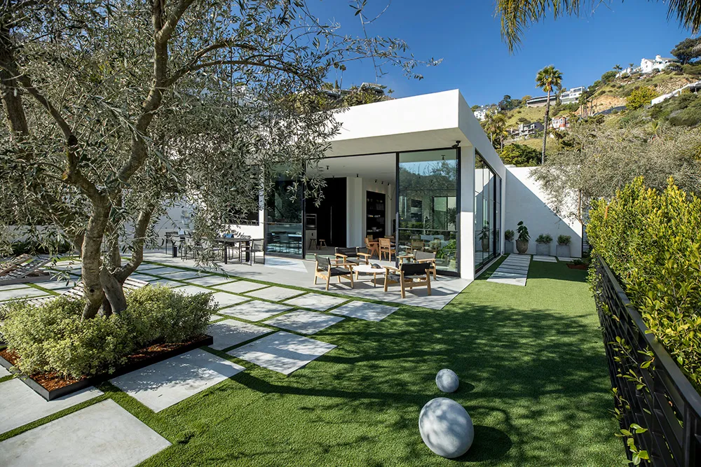 Стильный черно-белый дизайн дома в Лос-Анджелесе - Gallery image 13