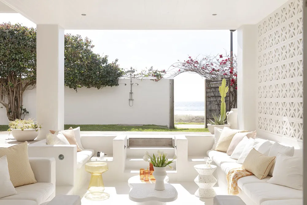 Beautiful white interior with ocean view in Australia - Gallery image 10