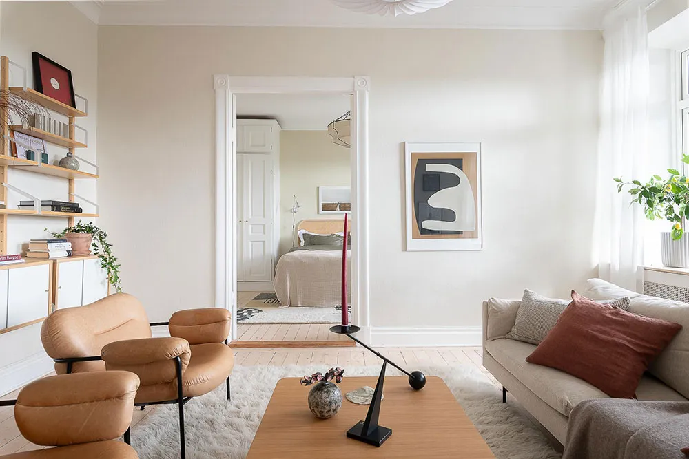 Світлий скандинавський інтер'єр із яскравими настінними постерами - Gallery image 7