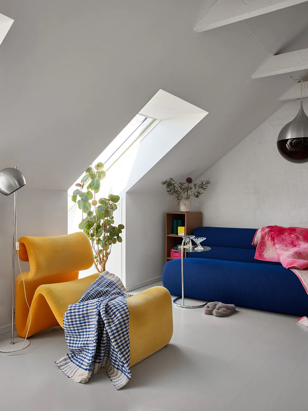Уютная маленькая мансарда в Стокгольме с красочной мебелью (42 кв. м) - Gallery image 1