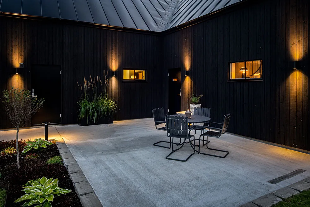 Cottage noir avec intérieur industriel - Gallery image 27