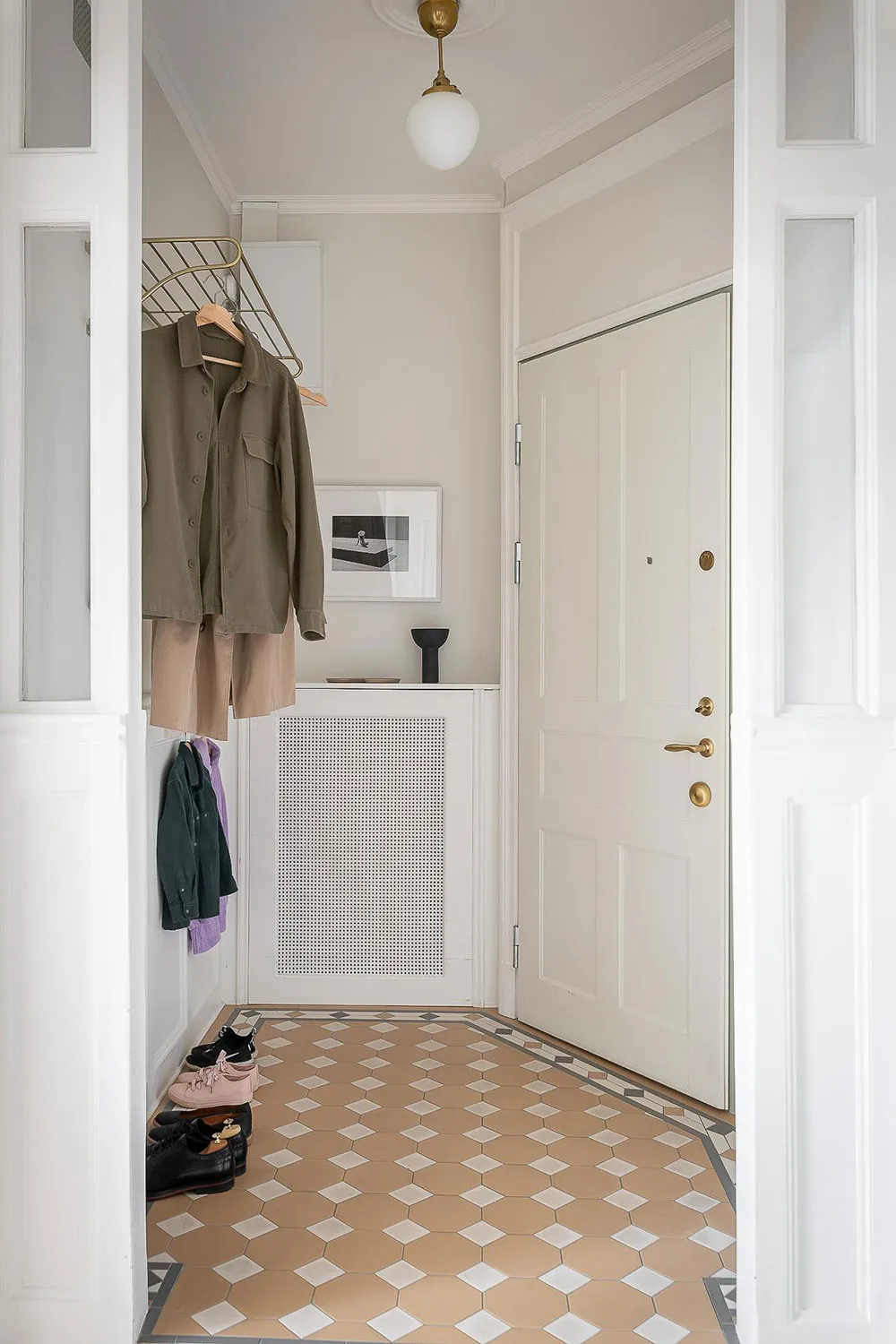 Світлий скандинавський інтер'єр із яскравими настінними постерами - Gallery image 32