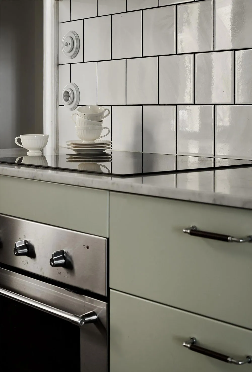 Interior escandinavo tranquilo con sofá de terciopelo azul (67 m²) - Gallery image 9