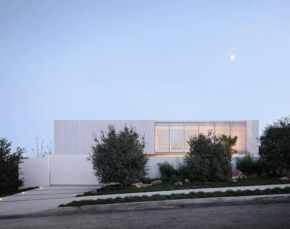 Необычный фасад і інтер'єр із багатьма текстурами: сучасний будинок у Каліфорнії - Gallery image 9