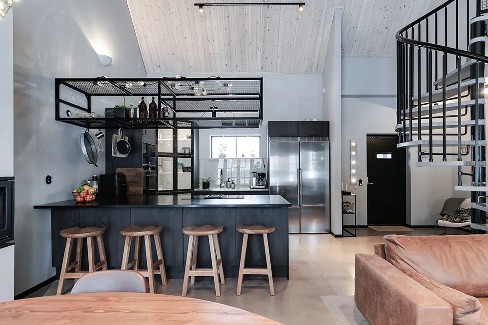 Cottage noir avec intérieur industriel - Gallery image 9