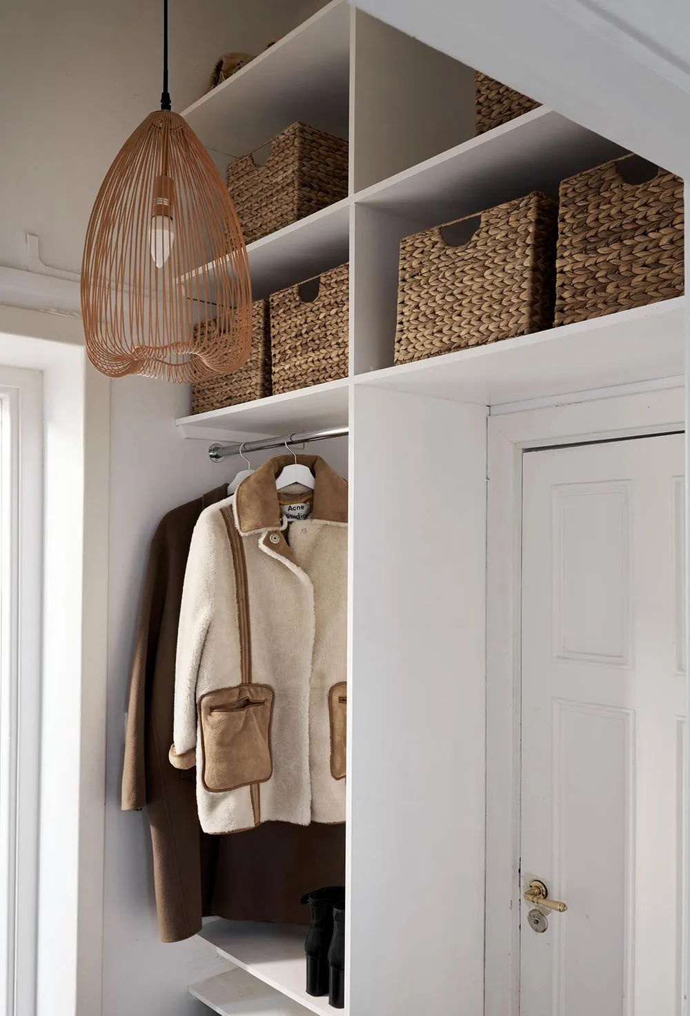 Interior escandinavo tranquilo con sofá de terciopelo azul (67 m²) - Gallery image 14