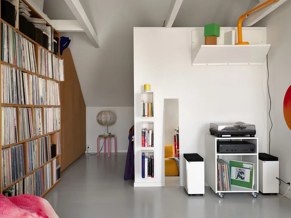 Уютная маленькая мансарда в Стокгольме с красочной мебелью (42 кв. м) - Gallery image 9