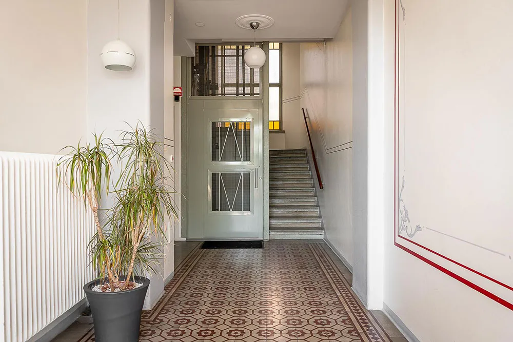 Світлий скандинавський інтер'єр із яскравими настінними постерами - Gallery image 33