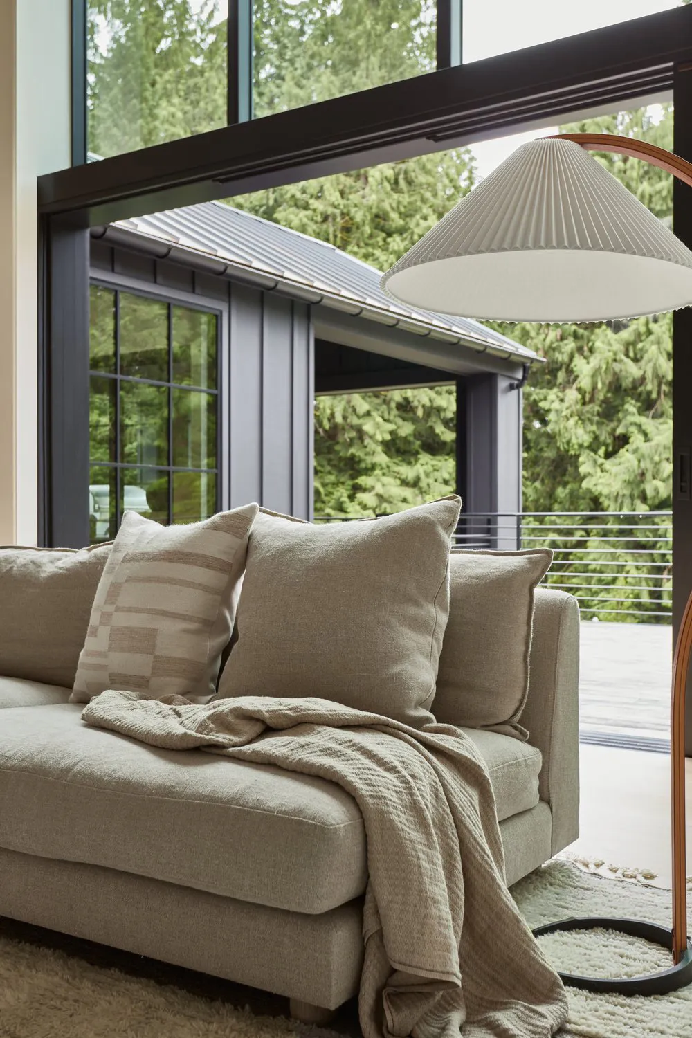 अमेरिका के जंगलों में स्थित एक आधुनिक कॉटेज का नरम, एकरंग आंतरिक दृश्य - Gallery image 8