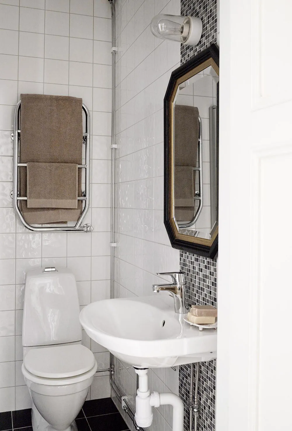 Interior escandinavo tranquilo con sofá de terciopelo azul (67 m²) - Gallery image 15