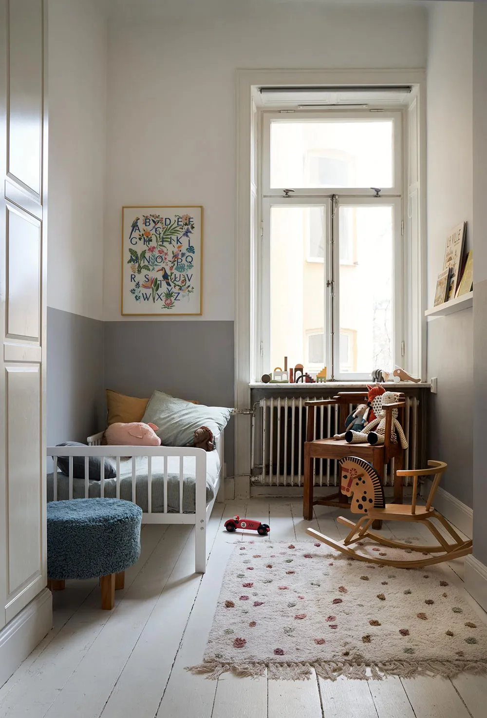 Interior escandinavo tranquilo con sofá de terciopelo azul (67 m²) - Gallery image 12