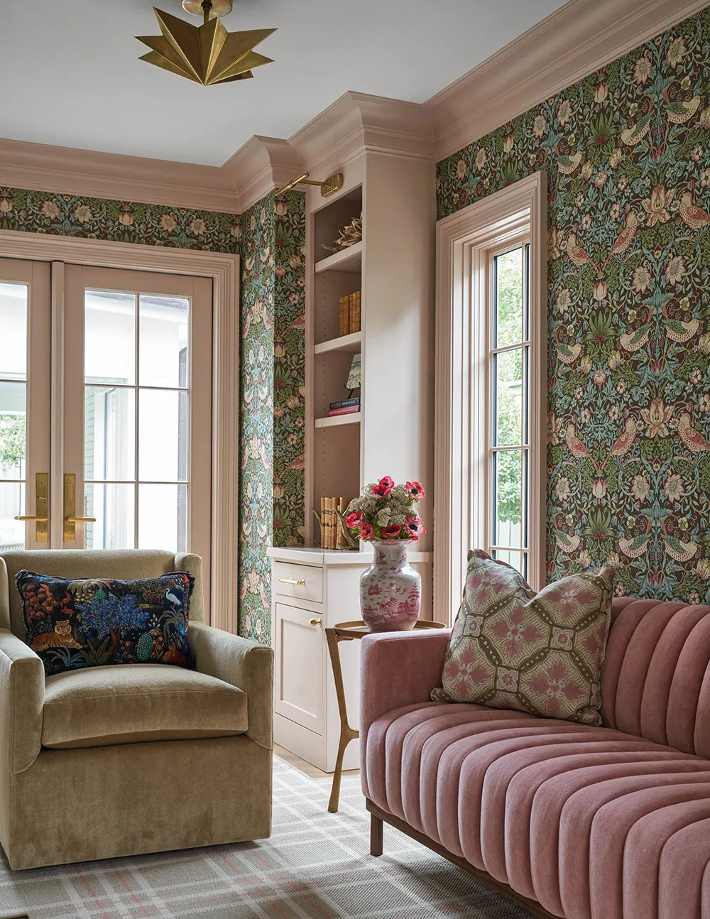 Leichte Pastelltöne und Wandpapiere in der Gestaltung eines schönen Hauses in Texas - Gallery image 2