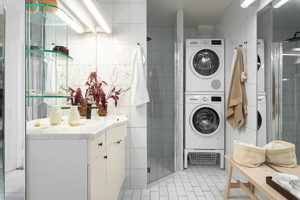 Світлий скандинавський інтер'єр із яскравими настінними постерами - Gallery image 31