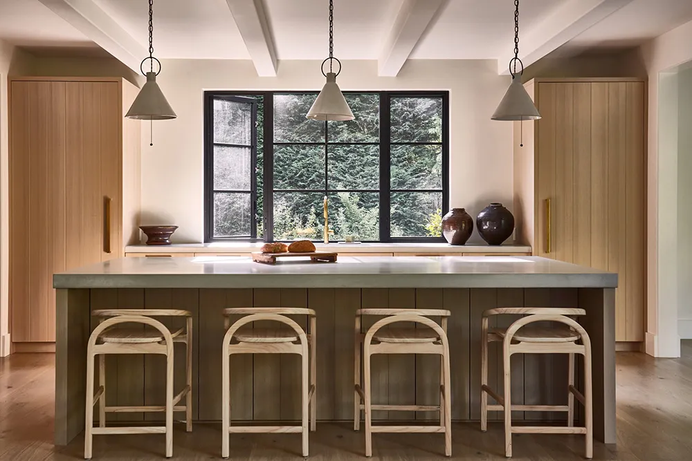 अमेरिका के जंगलों में स्थित एक आधुनिक कॉटेज का नरम, एकरंग आंतरिक दृश्य - Gallery image 16