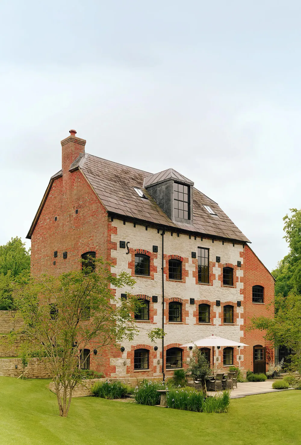 Ungewöhnliches Familienhaus in einer historischen Mühle aus dem 18. Jahrhundert in England - Gallery image 1