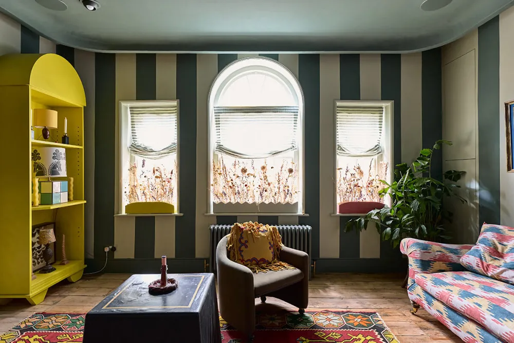 Царство принтів і орнаментів у дизайні яскравого георгіанського котеджу - Gallery image 13