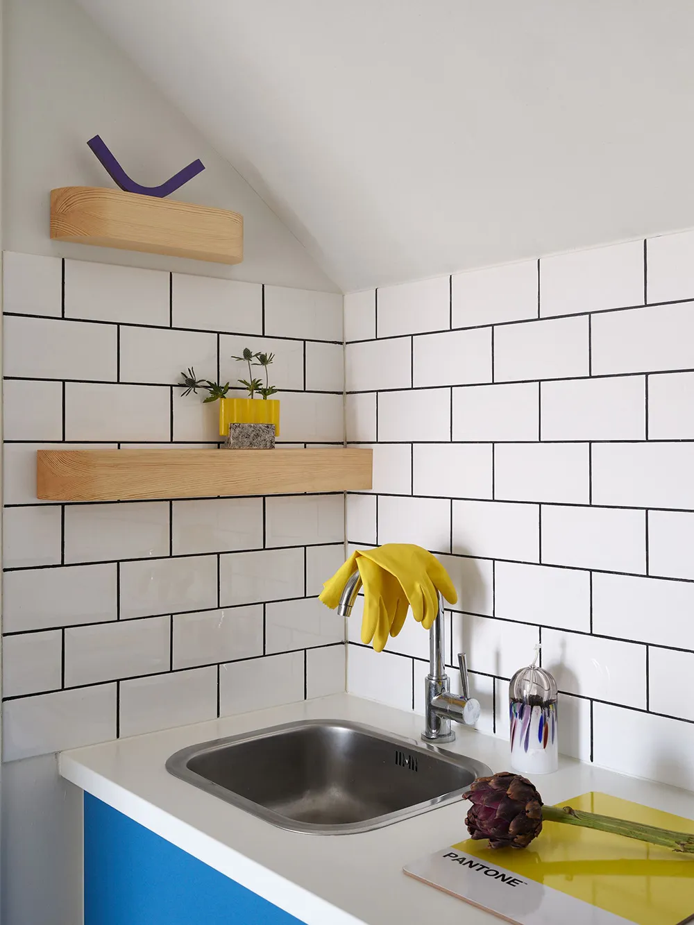 Уютная маленькая мансарда в Стокгольме с красочной мебелью (42 кв. м) - Gallery image 18