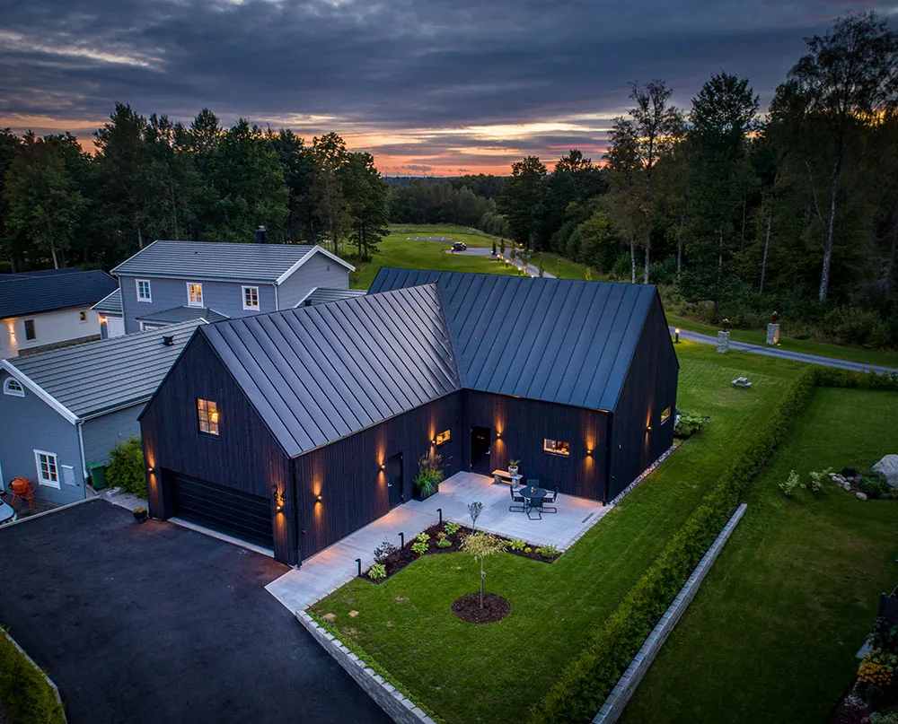 Cottage noir avec intérieur industriel - Gallery image 1