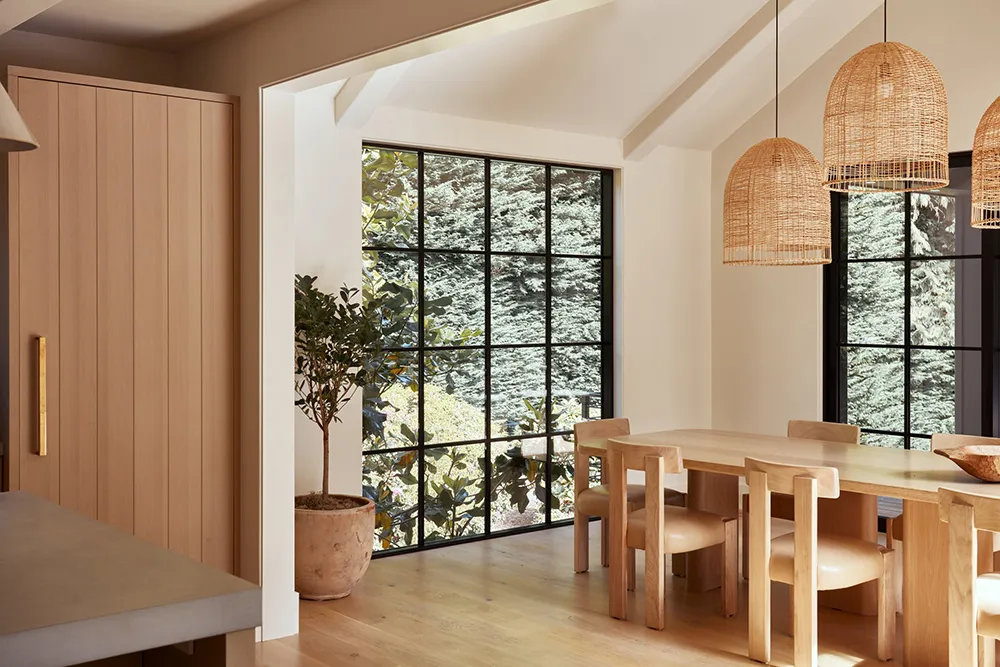 अमेरिका के जंगलों में स्थित एक आधुनिक कॉटेज का नरम, एकरंग आंतरिक दृश्य - Gallery image 2