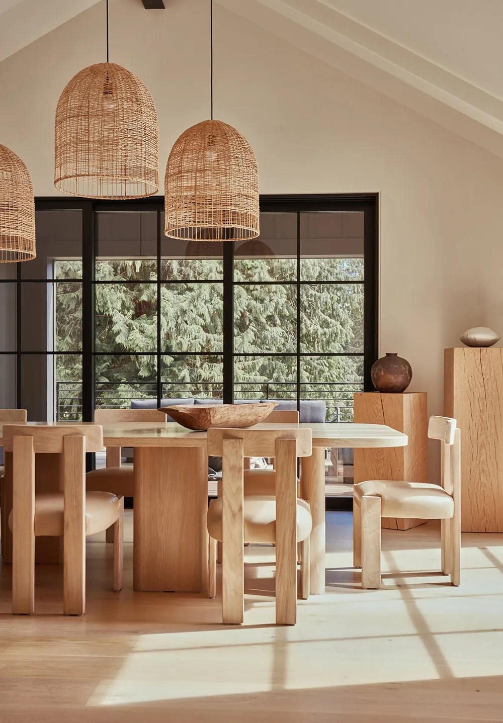 अमेरिका के जंगलों में स्थित एक आधुनिक कॉटेज का नरम, एकरंग आंतरिक दृश्य - Gallery image 3