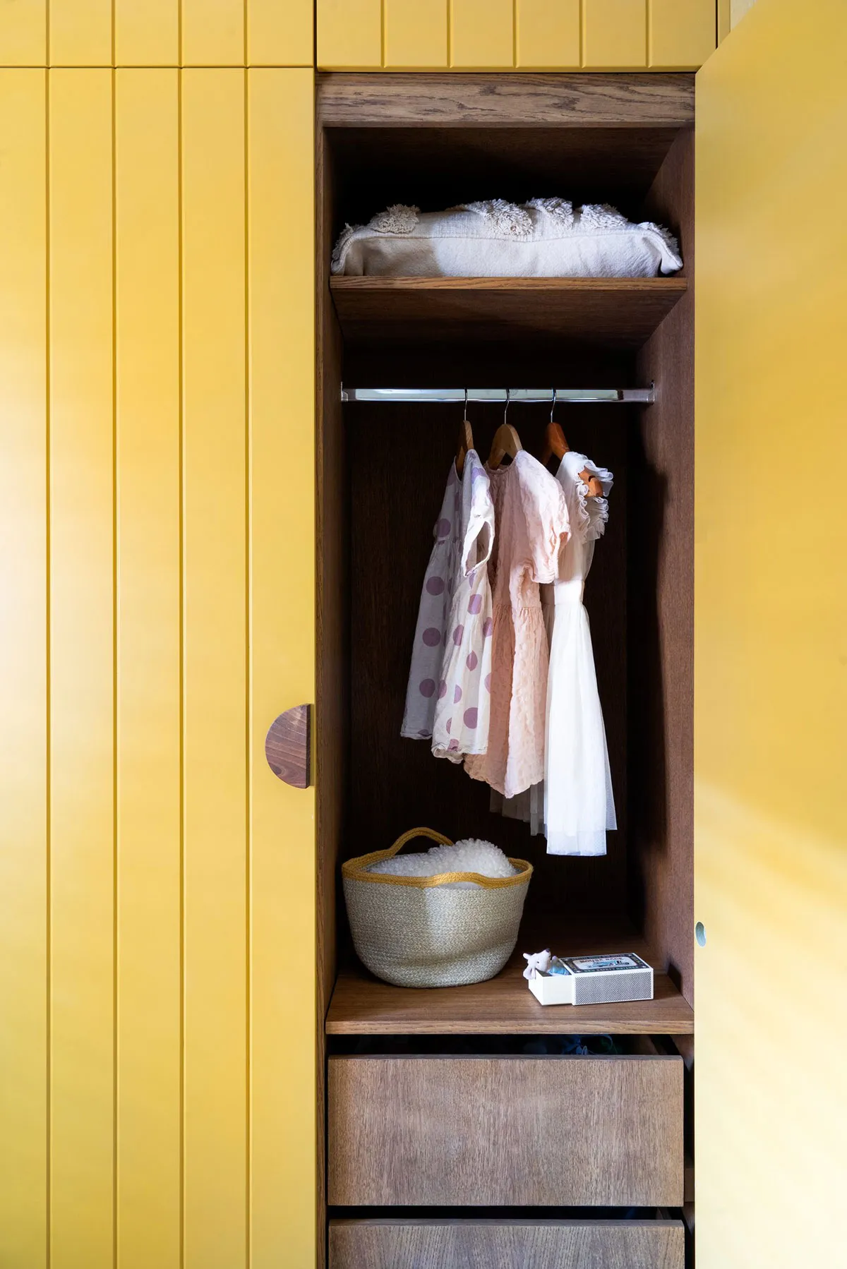 Стильные тёмные оттенки в дизайне квартиры в старом доме в Лондоне - Gallery image 9