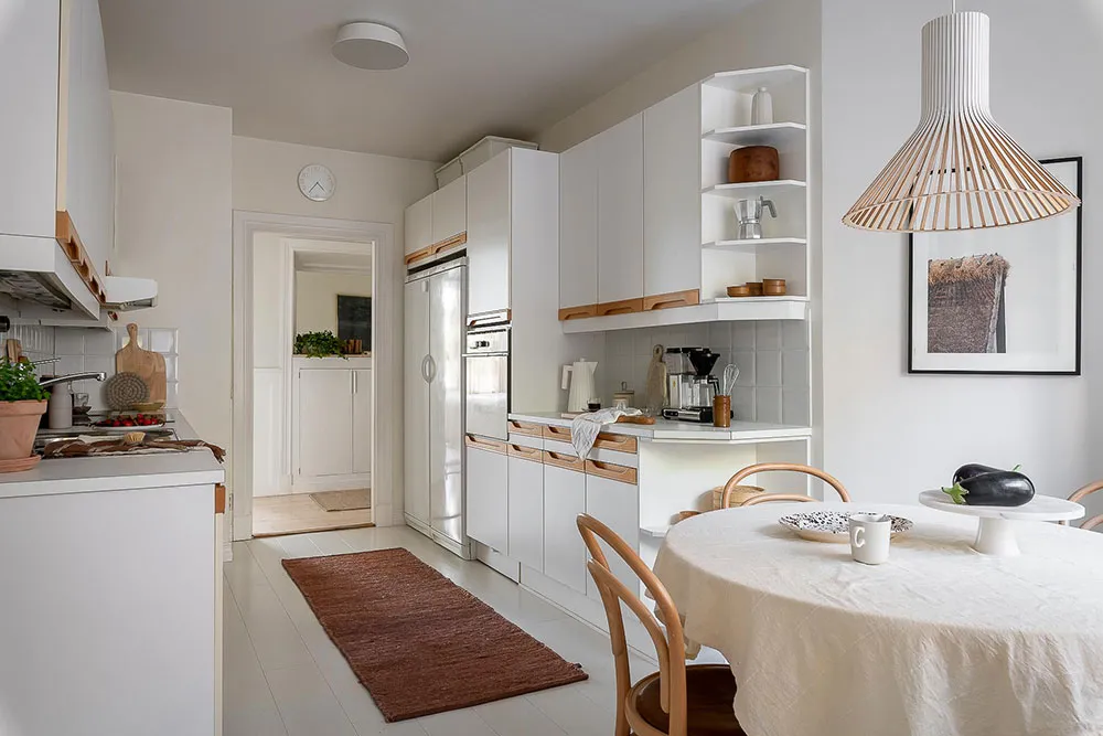 Світлий скандинавський інтер'єр із яскравими настінними постерами - Gallery image 27