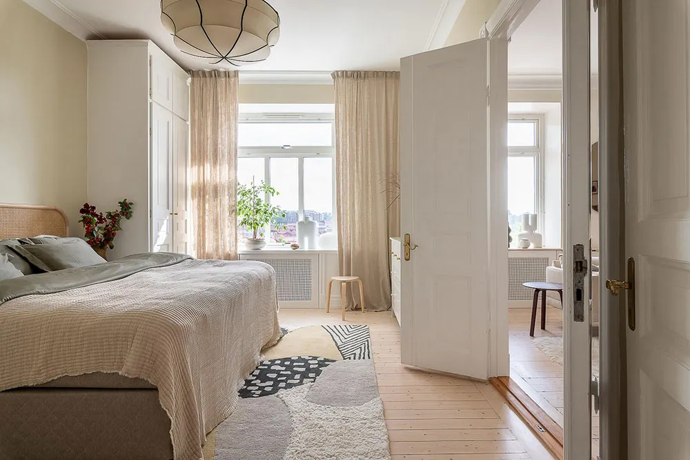 Світлий скандинавський інтер'єр із яскравими настінними постерами - Gallery image 12