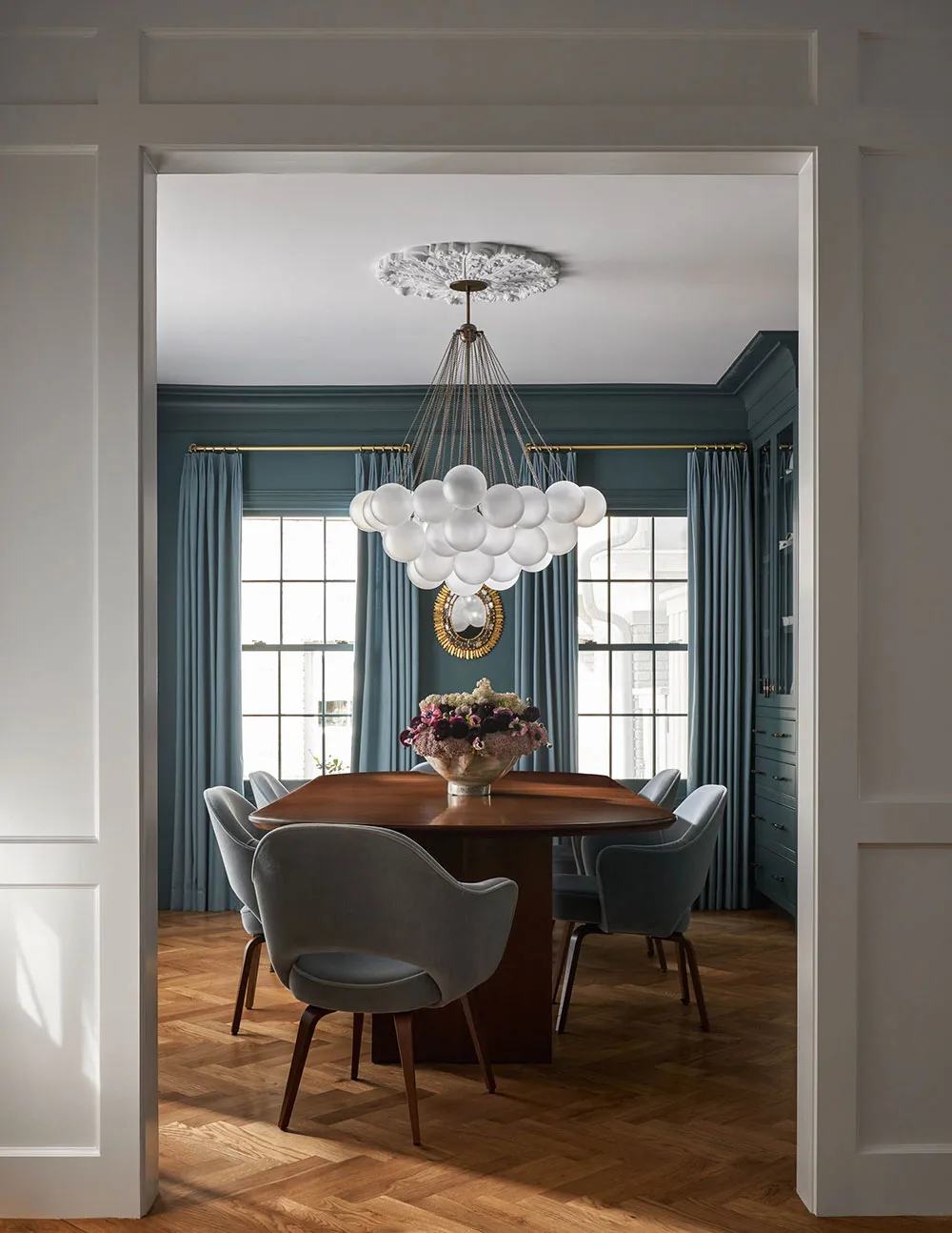 Leichte Pastelltöne und Wandpapiere in der Gestaltung eines schönen Hauses in Texas - Gallery image 10