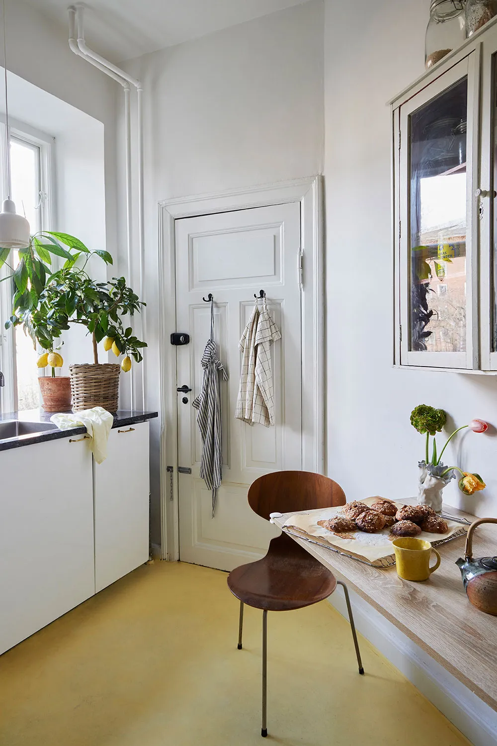 Яркие краски и бу мебель: уютная квартира в Копенгагене - Gallery image 20