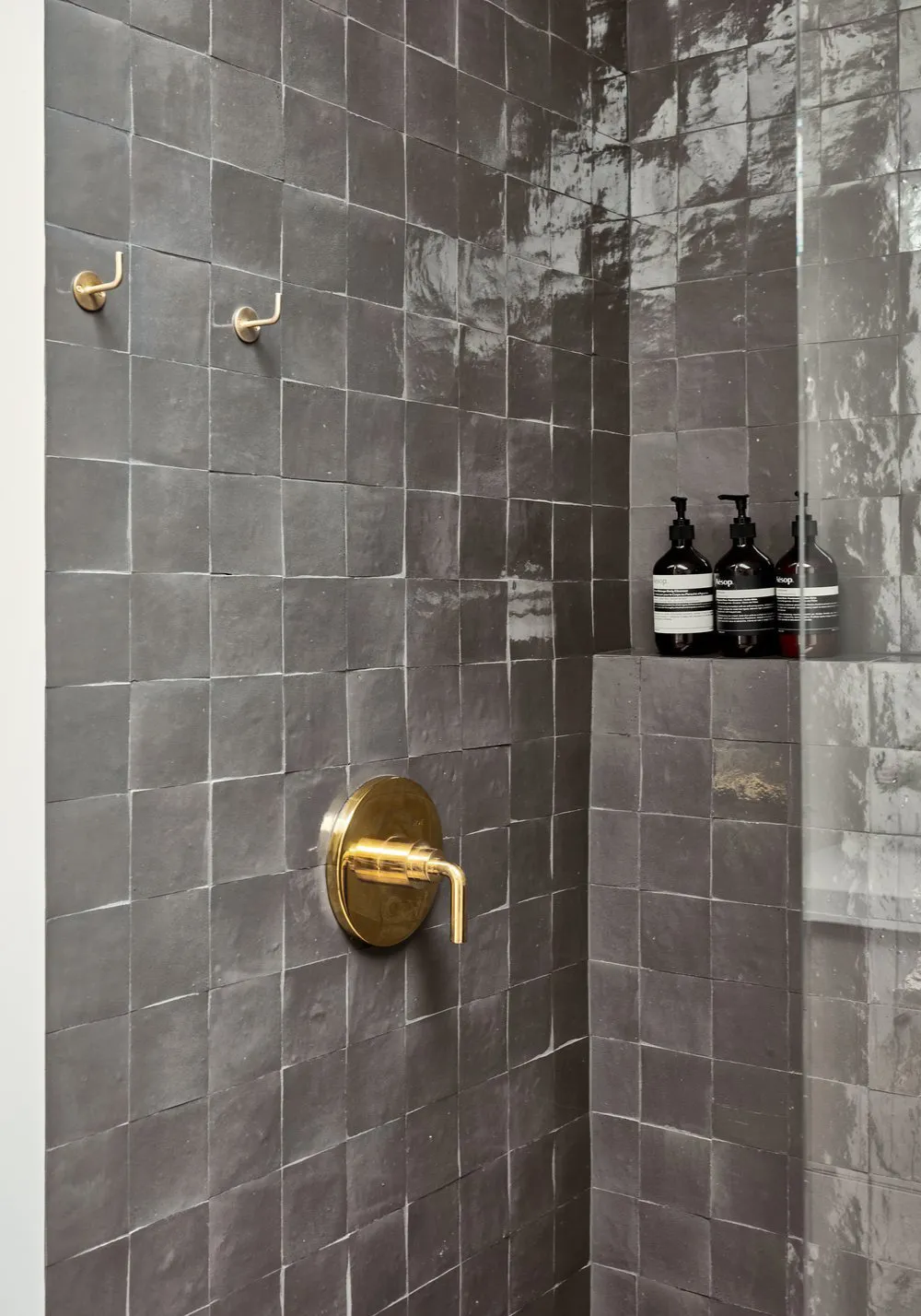 अमेरिका के जंगलों में स्थित एक आधुनिक कॉटेज का नरम, एकरंग आंतरिक दृश्य - Gallery image 37