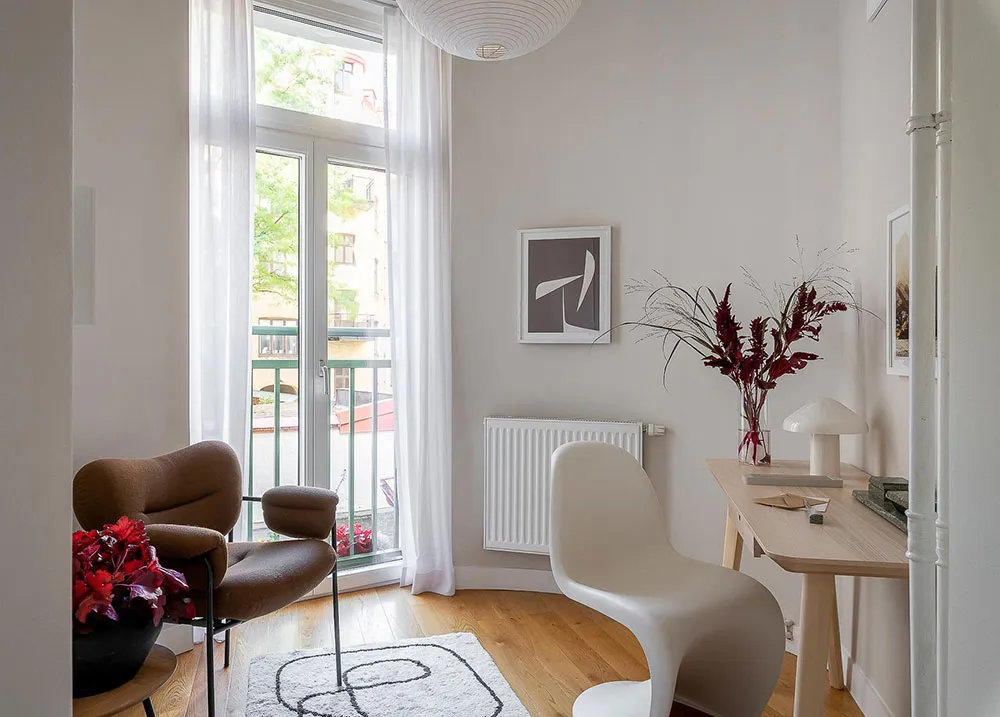 Світлий скандинавський інтер'єр із яскравими настінними постерами - Gallery image 23